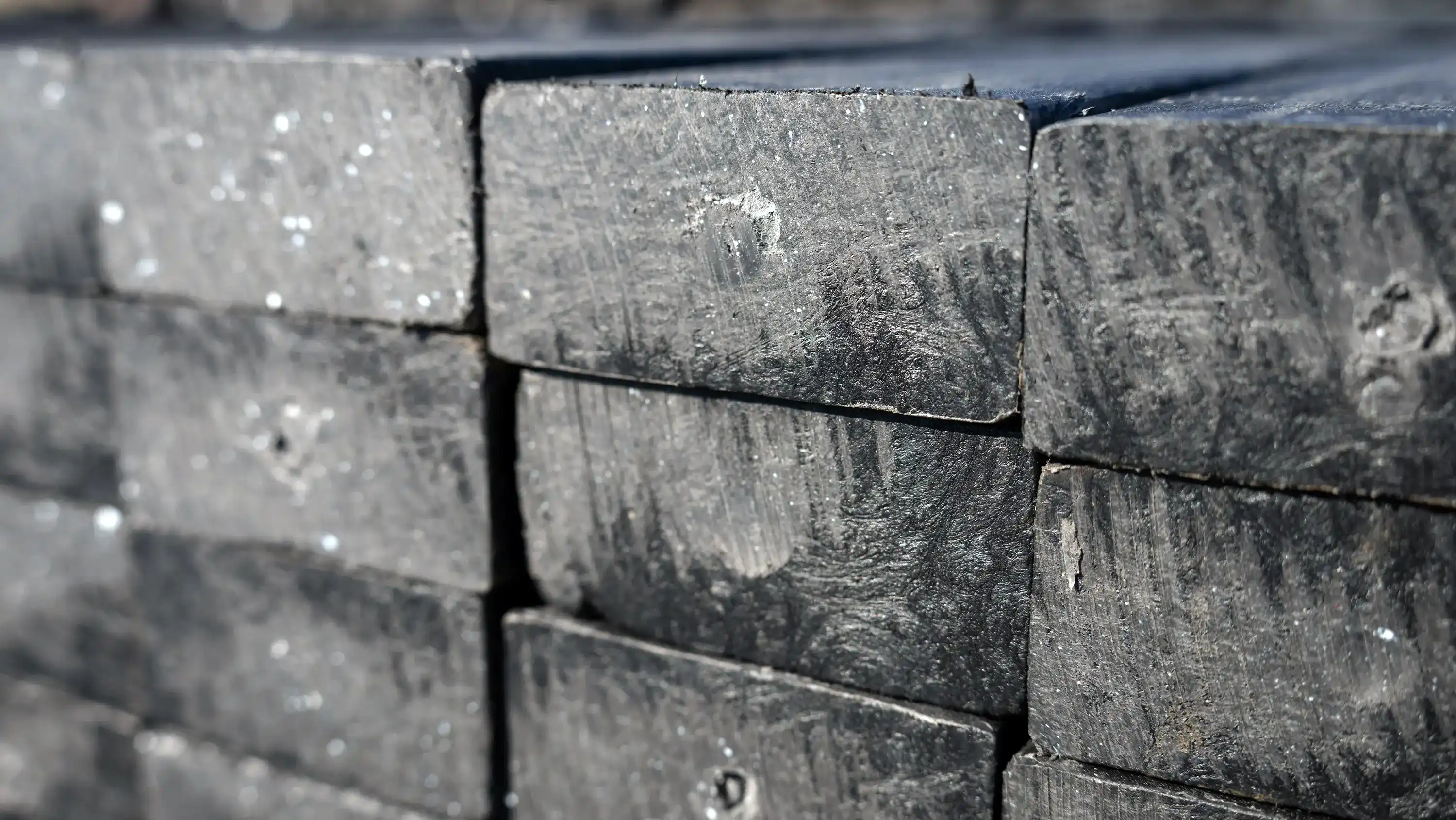Fungus-resistant, UV-resistant, waterproof, maintenance-free recycled plastic beams
